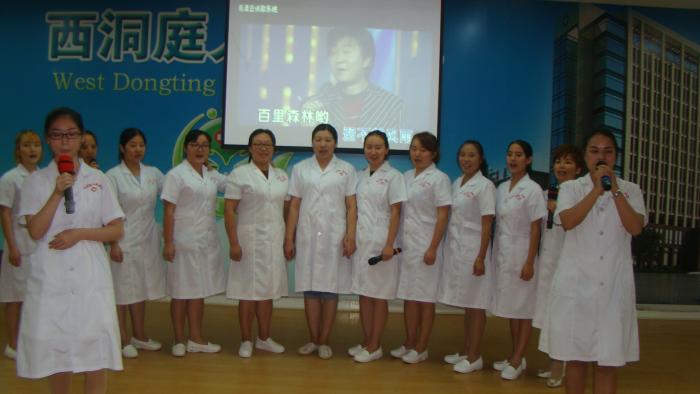 西洞庭管理区人民医院妇产科的白衣天使表演大合唱.JPG