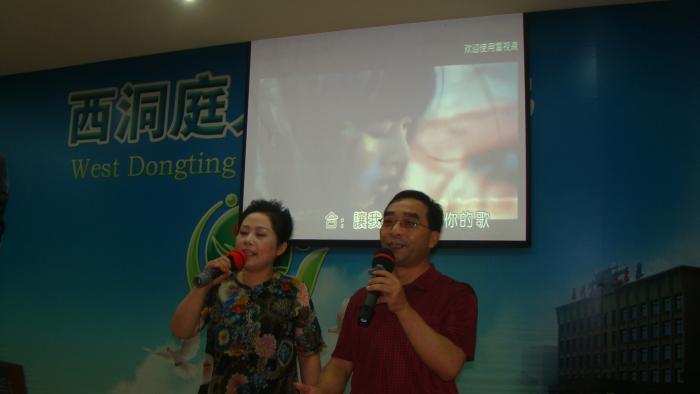 管理区分管妇联工作的领导刘建强登记献艺.JPG