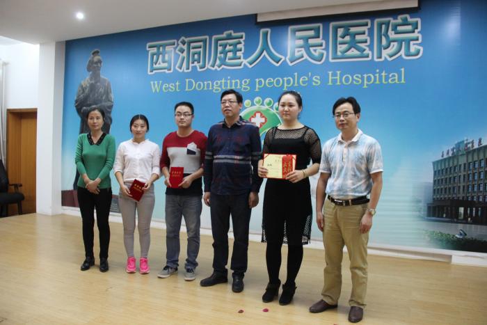 管理区妇联、工会、卫计局负责人为3名二等奖获得者颁奖，左一为管理区妇联主席李利安.jpg