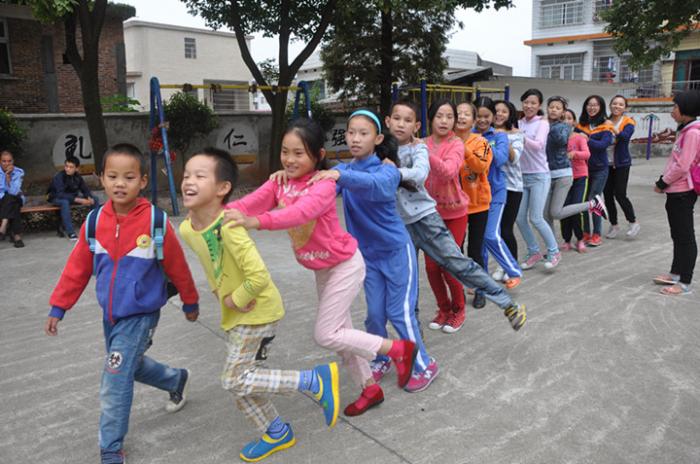 志愿者和孩子们做游戏.jpg