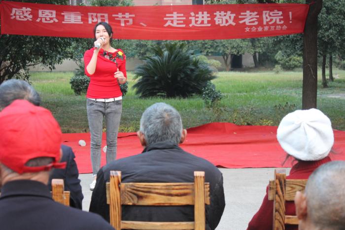 图为任女士为老人亲自献唱妈妈的吻.JPG