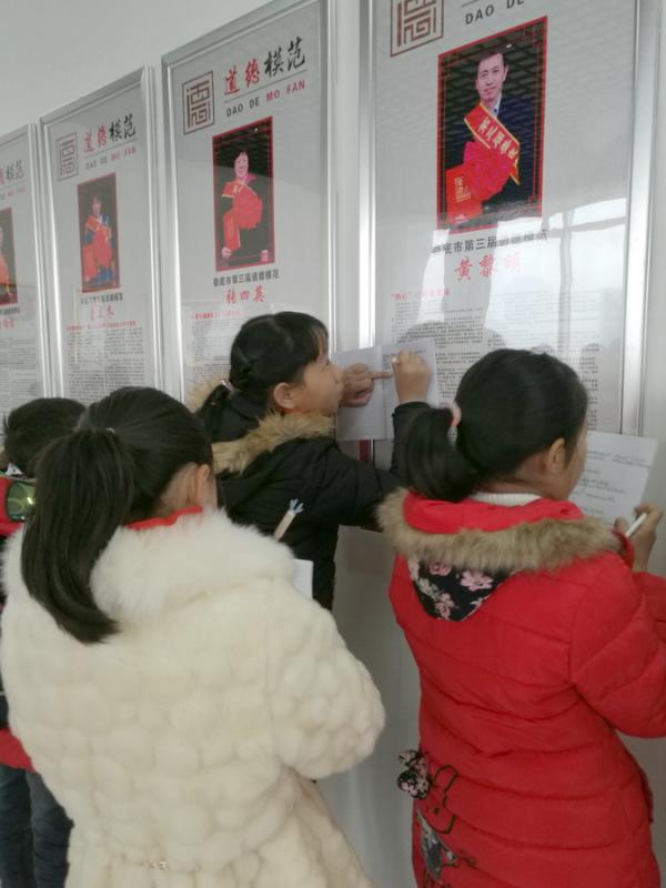 学生做笔记2.jpeg