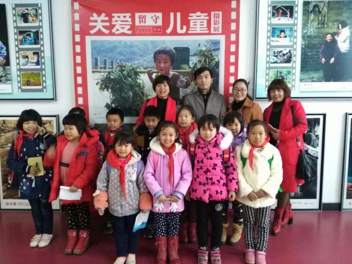 段书记和孩子们合影.jpg