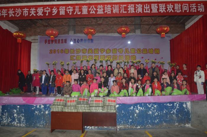 活动合影.JPG