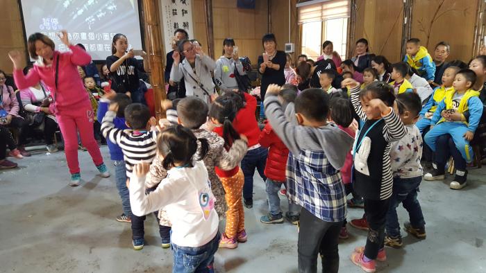 3幼儿表演舞蹈.jpg