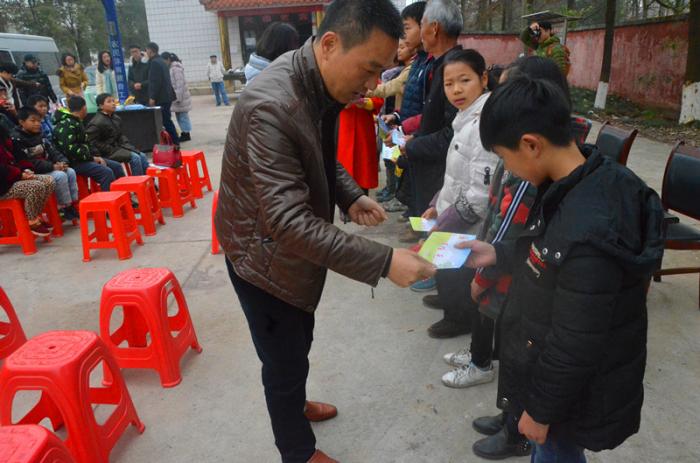 现场发放助学金.JPG