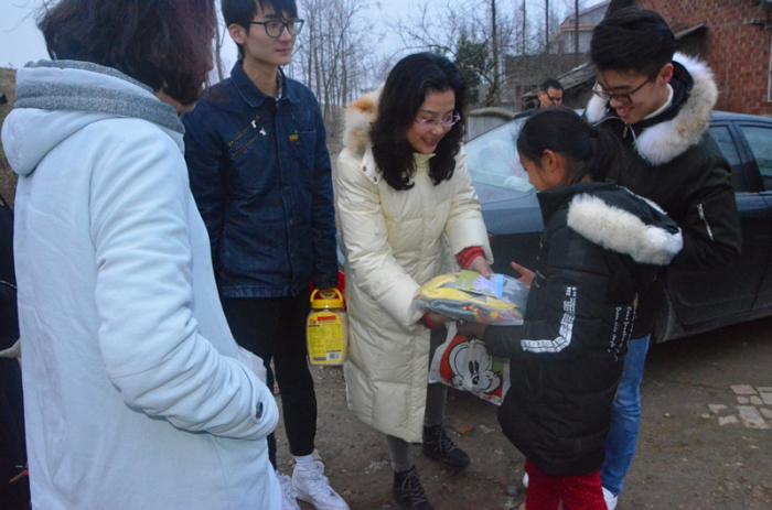 走访中，爱心人士为孩子送来冬衣和营养品.JPG