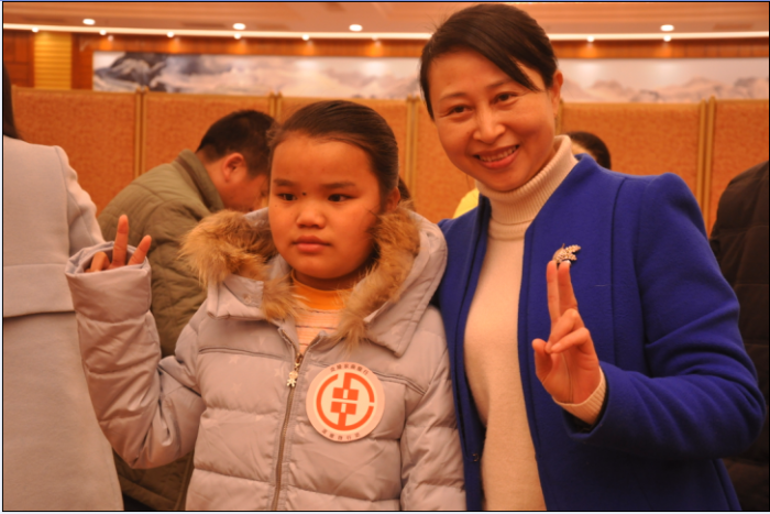沈县长和孩子.png