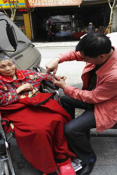 黄明高为母亲修指甲.jpg