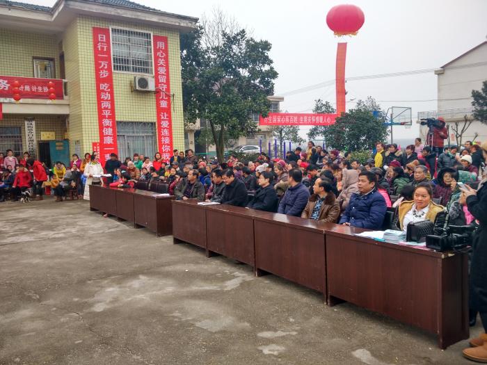 管理区领导及工青妇等部门负责人观看节目.jpg