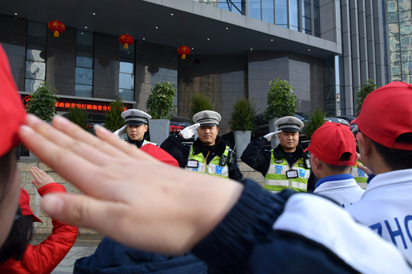2—标准的敬礼献给可爱的交警。.jpg