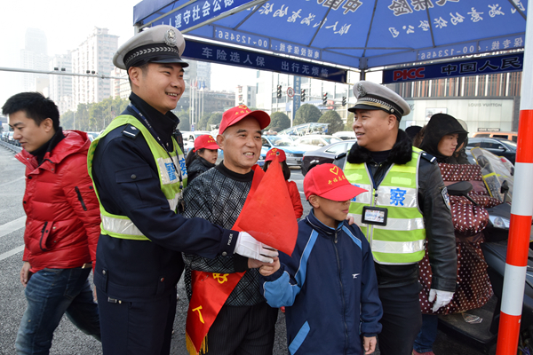 3—中国好人卢瑞雄和小小志愿者共同守护文明出行。.jpg
