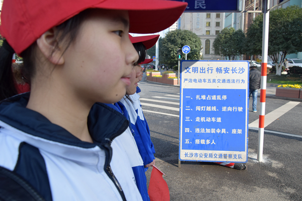 4—孩子们认真站岗，保卫畅安长沙。.jpg