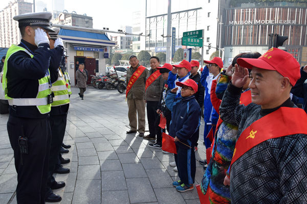 1—向坚守岗位的交警致敬。.jpg
