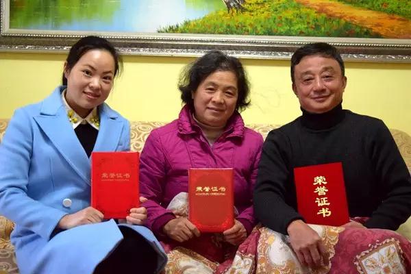 浏阳河阎长坚——红色的荣誉证书里满载着社区对阎长坚家庭热心助人的肯定和嘉许。.jpg