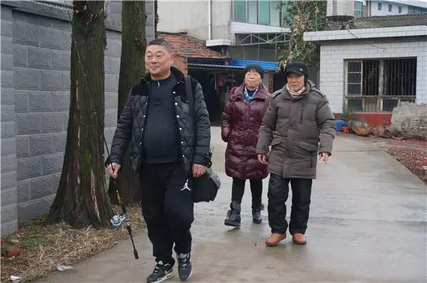 捞刀河彭泽林—天气好的时候，常义会带上父母去钓鱼。.jpg