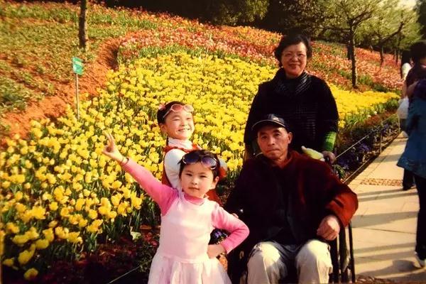 芙蓉北路卿发祥—卿发祥和儿女们一起推着轮椅，陪伴老伴游遍祖国大好河山。翻拍自家庭相册.jpg