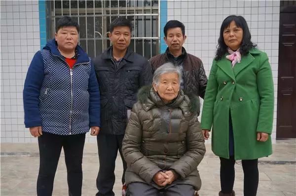 沙坪屈荆林—屈荆林家庭的全家福.jpg