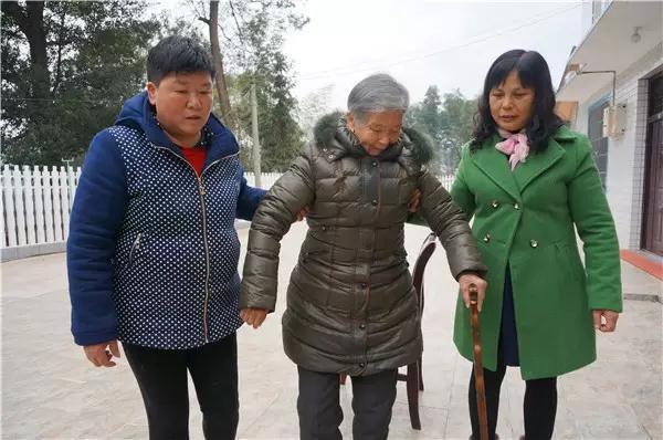 沙坪屈荆林—刘元珍的两个儿媳都很孝顺，曾经因为中风而生活无法自理的刘元珍在两个媳妇的照料下，慢慢可以下床走路。.jpg