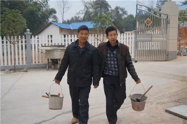 沙坪屈荆林—屈荆林和弟弟屈荆良都是泥工，两兄弟互相帮助，如今还住在一起，很少闹矛盾。.jpg