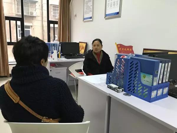 望麓园洪曼如—洪妈妈接待青少年家长.jpg