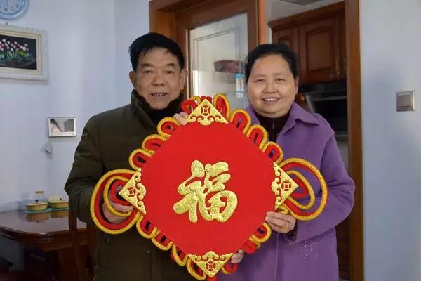 望麓园洪曼如—洪曼如和老伴在大年三十给大家送上福气.jpg