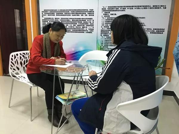 望麓园洪曼如—洪妈妈接待青少年.jpg