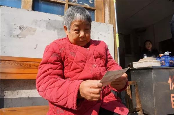湘雅路刘枝建—阳光不错，刘枝建的妈妈翻出老照片看看。.jpg