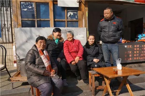 湘雅路刘枝建—刘枝建陪妈妈在家附近和街坊邻居聊天.jpg