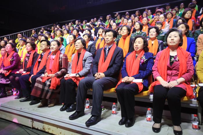 2、省领导蔡振红（右三）、刘莲玉（右二）、谢建辉（右四）、袁新华（右一）等出席晚会.jpg