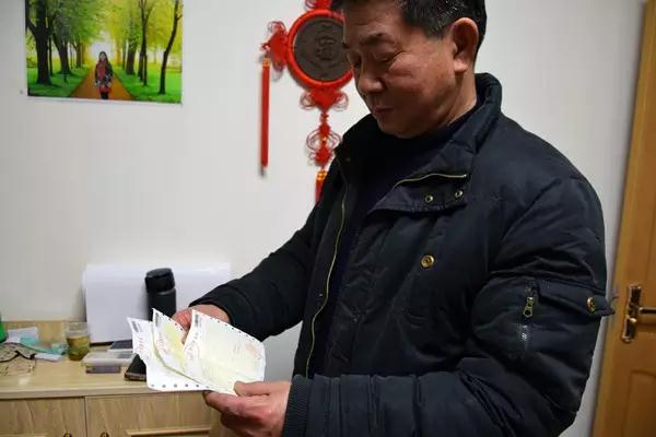 伍家岭郭玉华—郭玉华的老公在计算姨姐这些年的医药费用.jpg