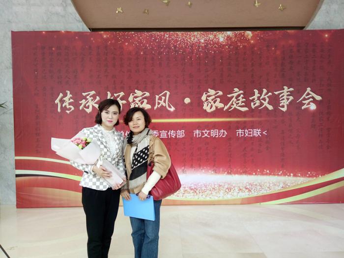 安乡县宣讲人员与市妇联副主席曹鹏合影.jpg