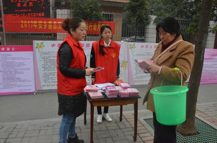 巾帼志愿者为妇女群众现场讲解.jpg