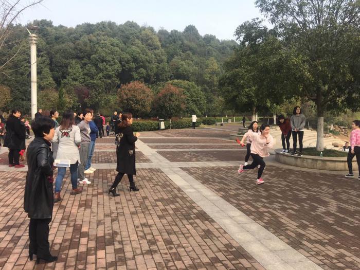 环湖接力，大家竭尽全力向前跑.jpg