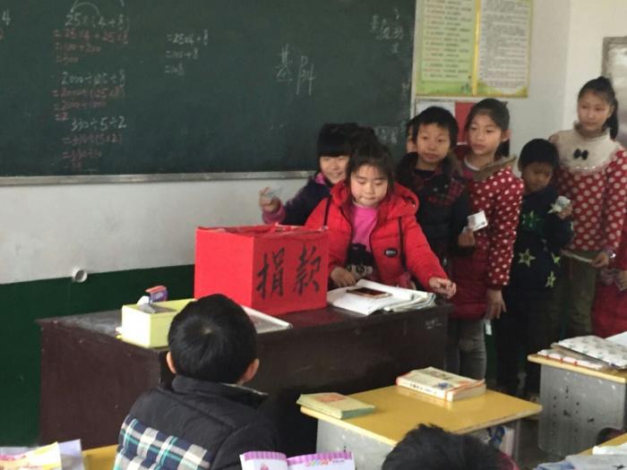 学生募捐现场.jpg