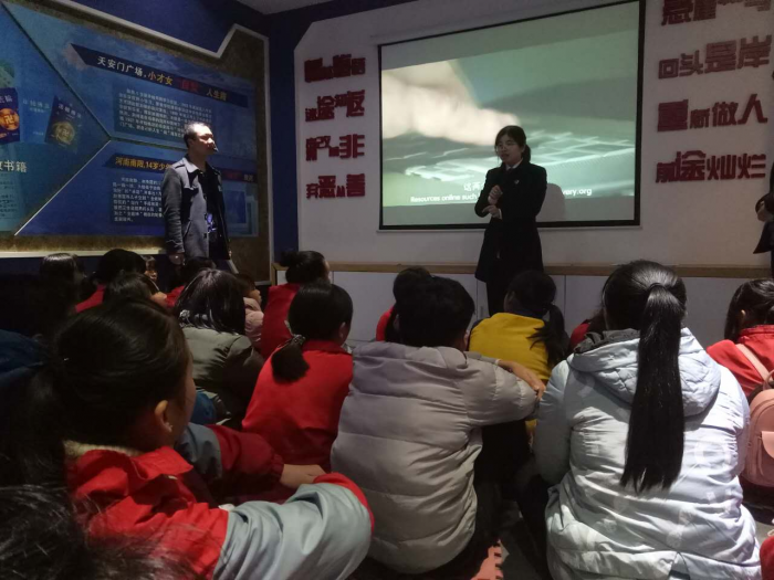 周霞以案说法教学生们法律知识.png