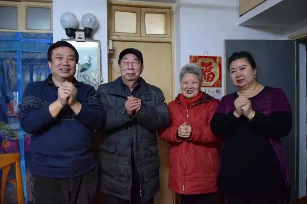 新河王敏文—王敏文（右二）与丈夫（左二）、儿子女儿恭祝大家新春快乐。.jpg