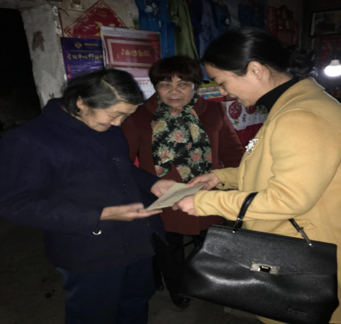 县妇联党组书记乐亚飞为何柏金老人送上慰问金.png