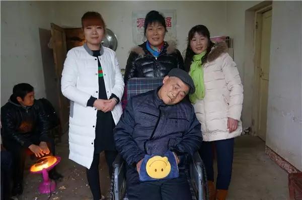 秀峰汤杰辉——汤杰辉和家人合影.jpg
