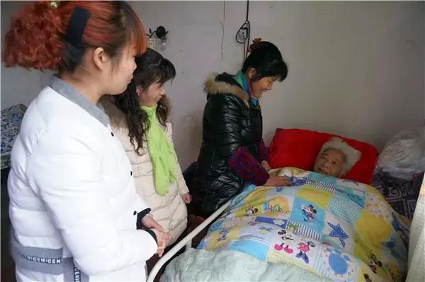 秀峰汤杰辉——汤杰辉来到妈妈魏利平床前，陪妈妈说说话。.jpg