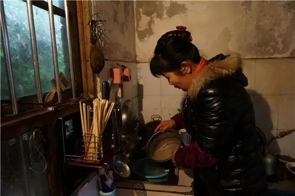 秀峰汤杰辉——下午4点，汤杰辉开始准备爸爸汤国刚的晚餐。爸爸只能喝粥，汤杰辉精心准备了五谷杂粮粥，里面还会加一些青菜和碎肉沫。.jpg