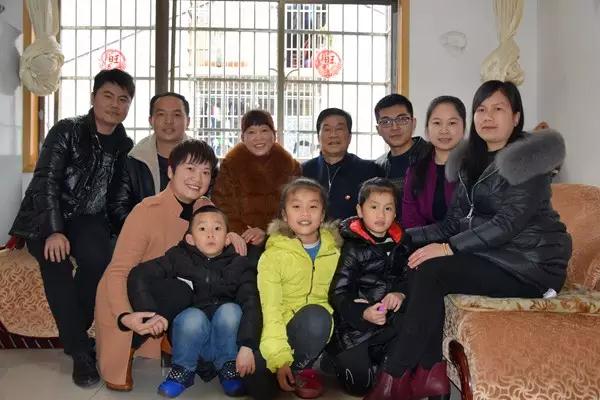 月湖周再兴—充满书香风味的十一口人大家庭.jpg