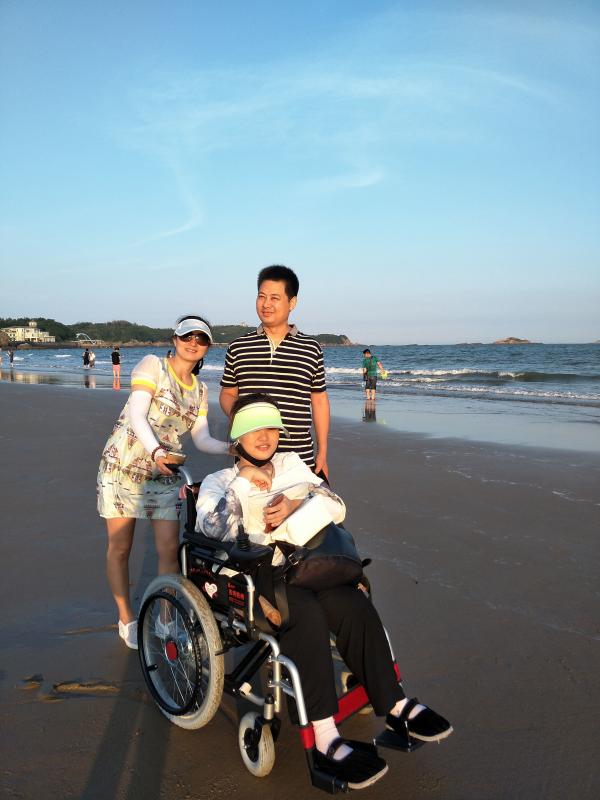轮椅不能阻挡的幸福2.jpg