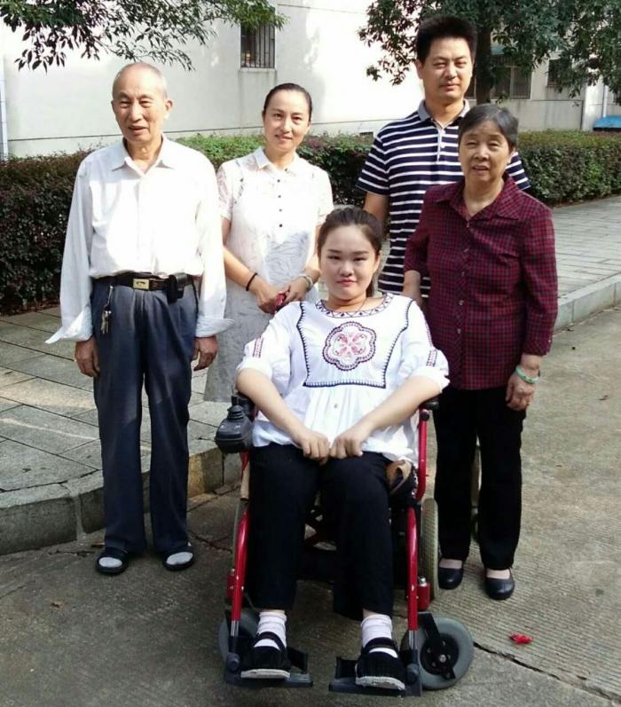 轮椅不能阻挡的幸福1.jpg