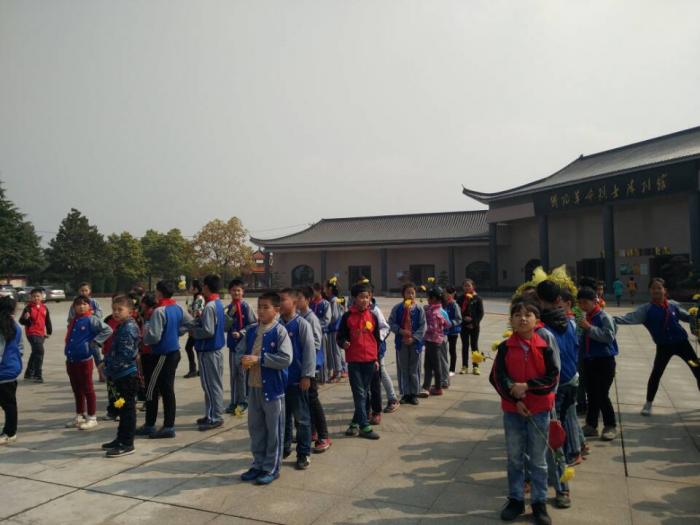 组织学生向烈士献花1.jpg