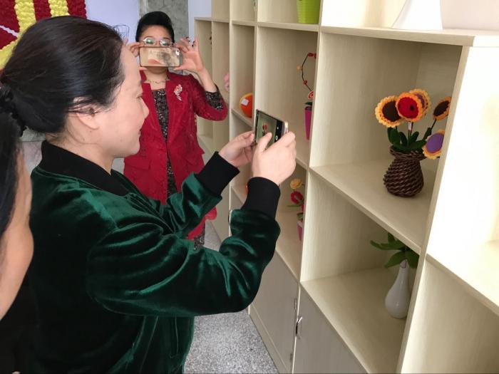 姜欣参观妇女手工编织物品.jpg