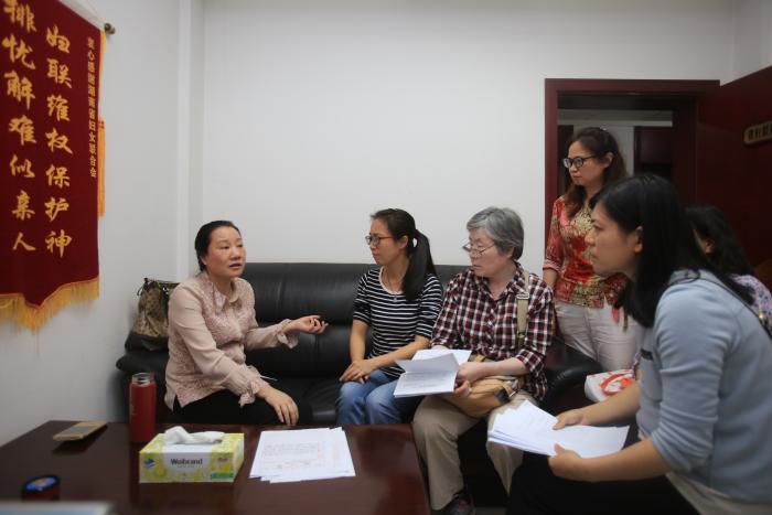 省妇联党组书记、主席姜欣仔细解答上访妇女群众诉求.JPG