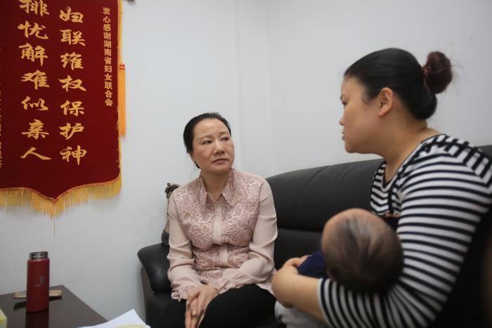 省妇联党组书记、主席姜欣耐心聆听上访妇女群众倾诉.JPG