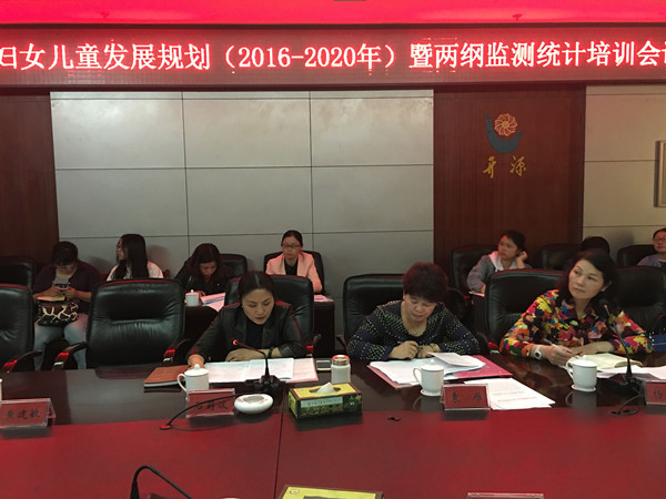 长沙市政府妇儿工委办主任、市妇联副主席石莉波专题授课_副本.jpg