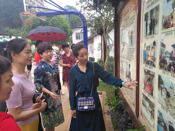 金桥村解讲员在讲解.jpg